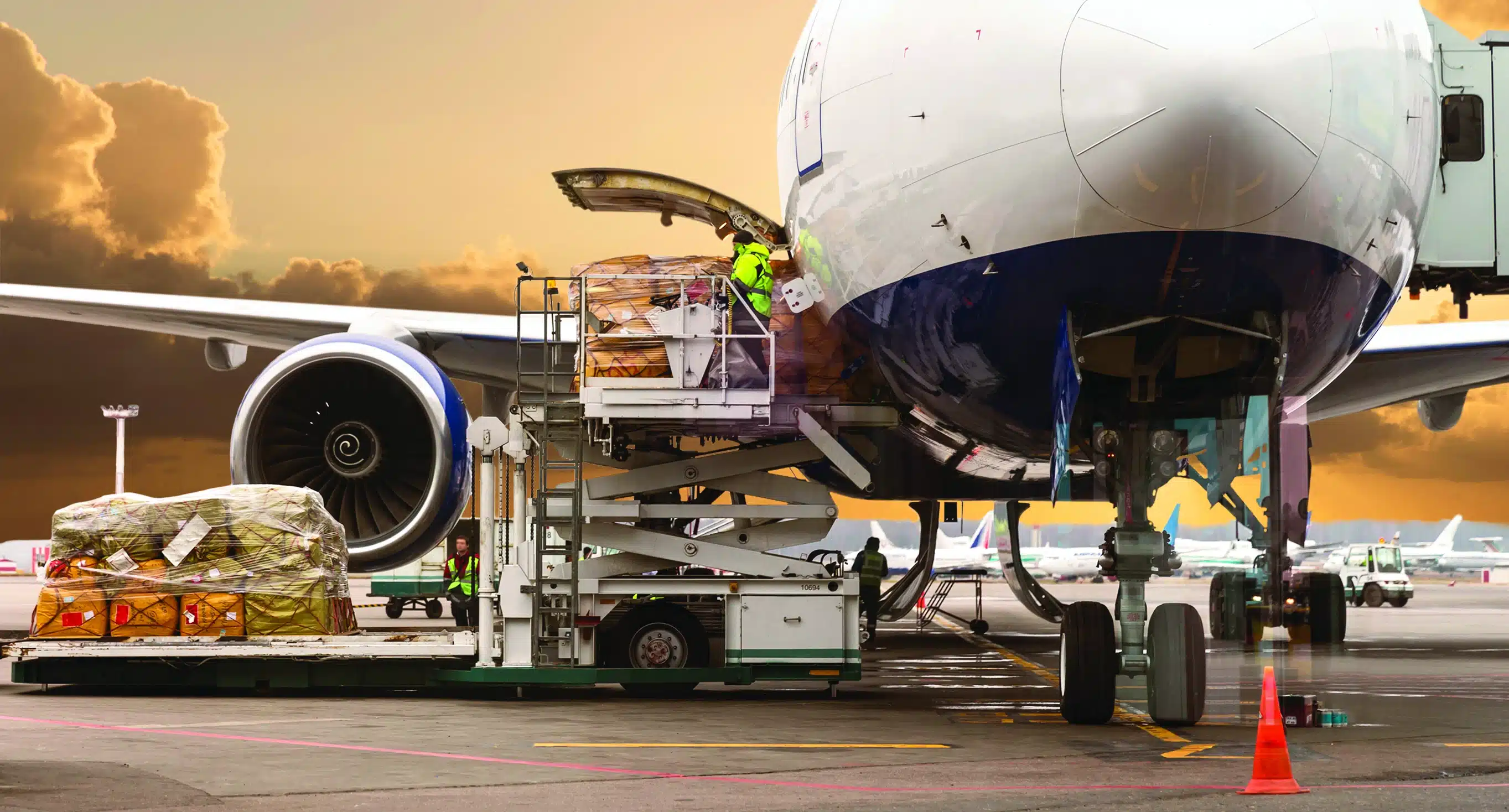 Régénération de batteries dans le secteur aérien et infrastructures critiques – Be Energy Engins de piste et systèmes de balisage lumineux illustrant la régénération de batteries dans les aéroports et infrastructures critiques pour garantir une alimentation électrique fiable et continue.