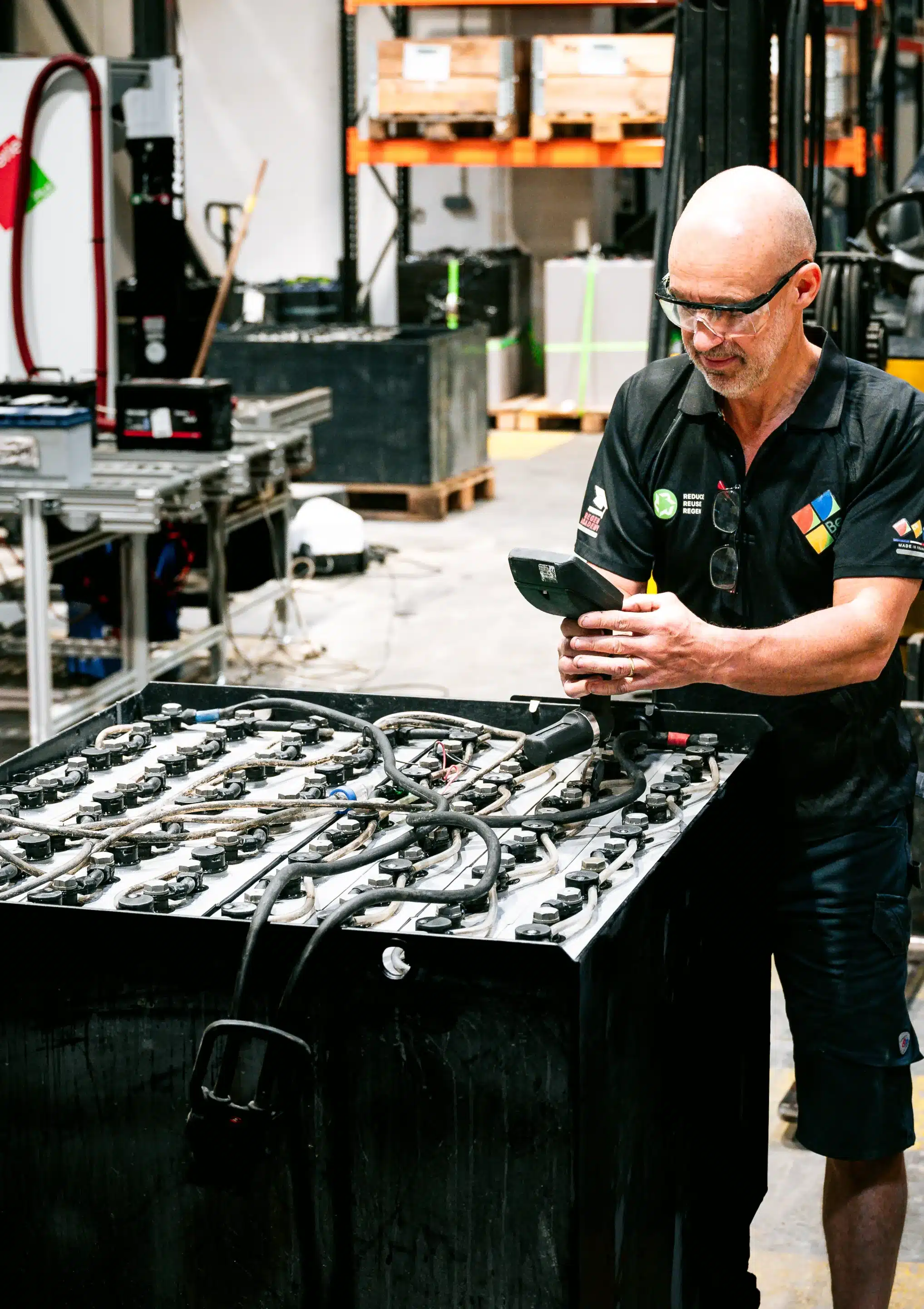 Diagnostic d’une batterie de traction au plomb Technicien réalisant le diagnostic d’une batterie de traction au plomb