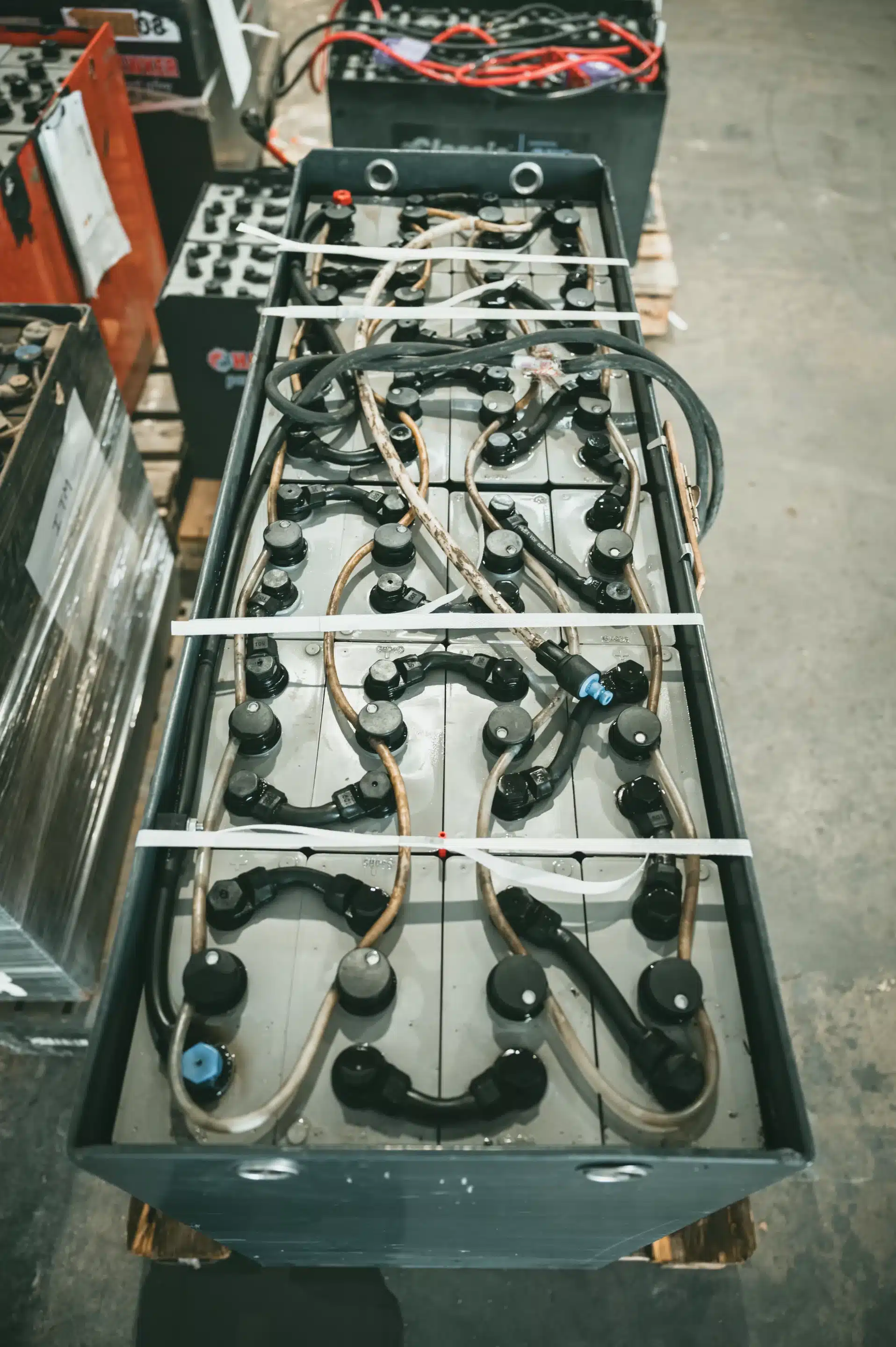 Éléments d’une batterie de traction au plomb Éléments et connexions d’une batterie de traction au plomb