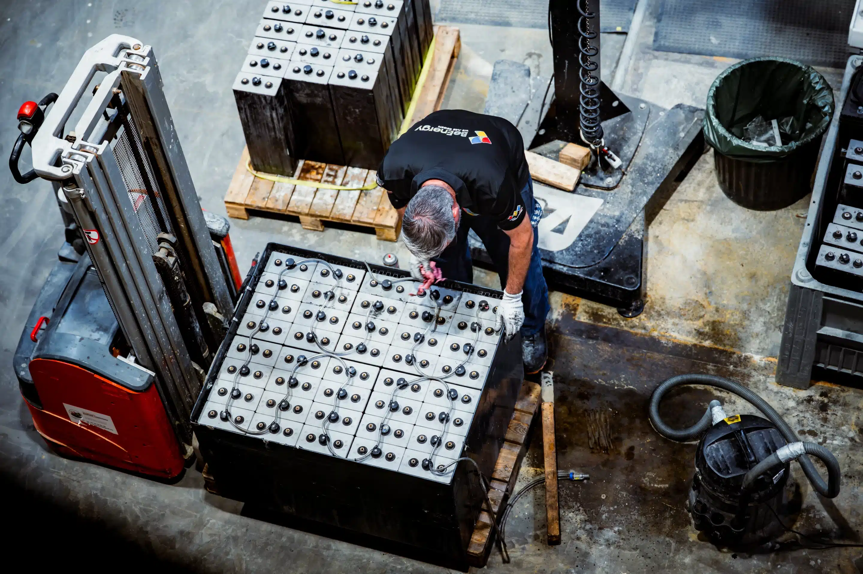 Entretien d’une batterie de traction au plomb Technicien Be Energy contrôlant une batterie de traction au plomb en atelier